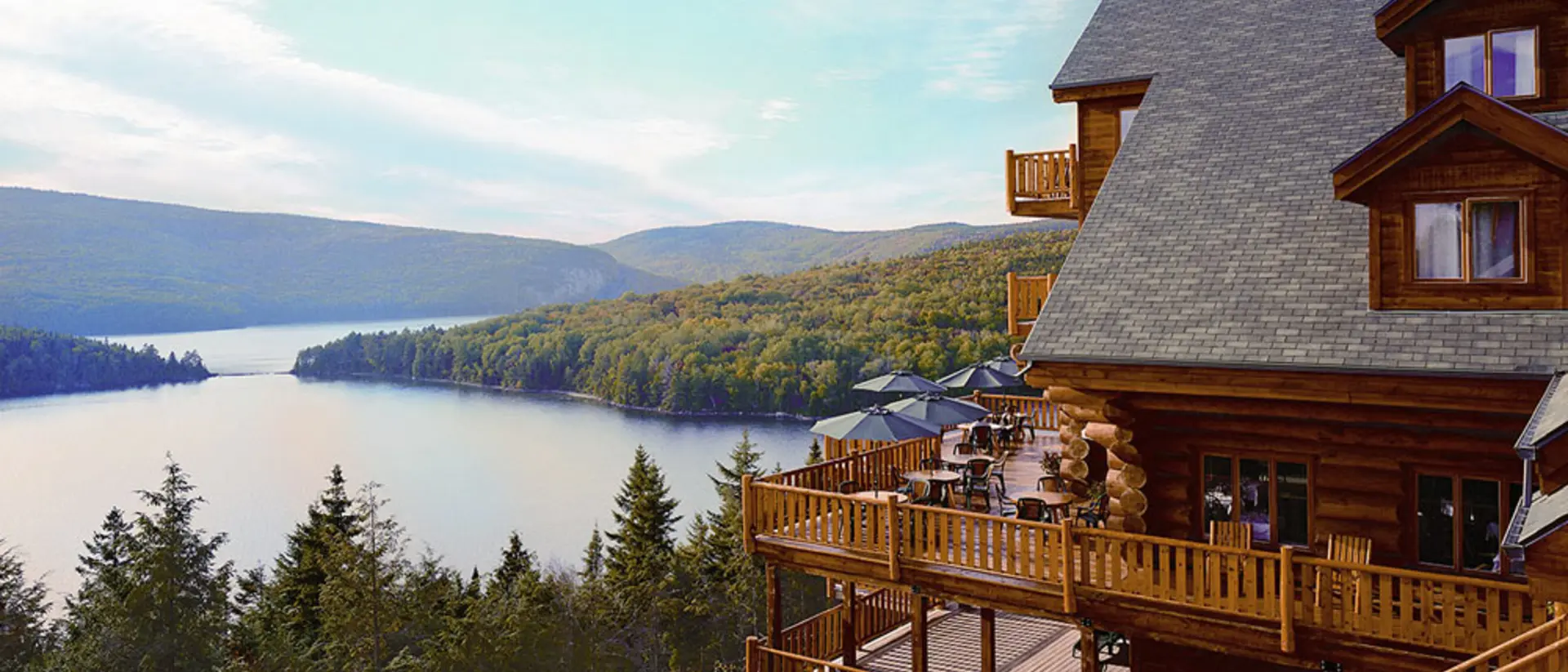 Lodge-style Hotel Sacacomie overlooking Lake Sacacomie, Hotel Sacacomie