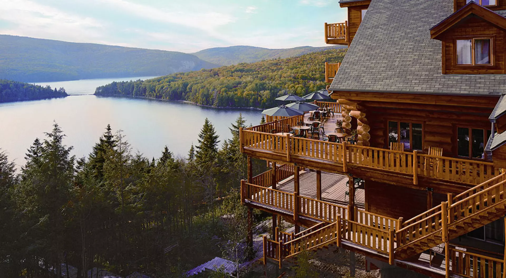 Lodge-style Hotel Sacacomie overlooking Lake Sacacomie, Hotel Sacacomie