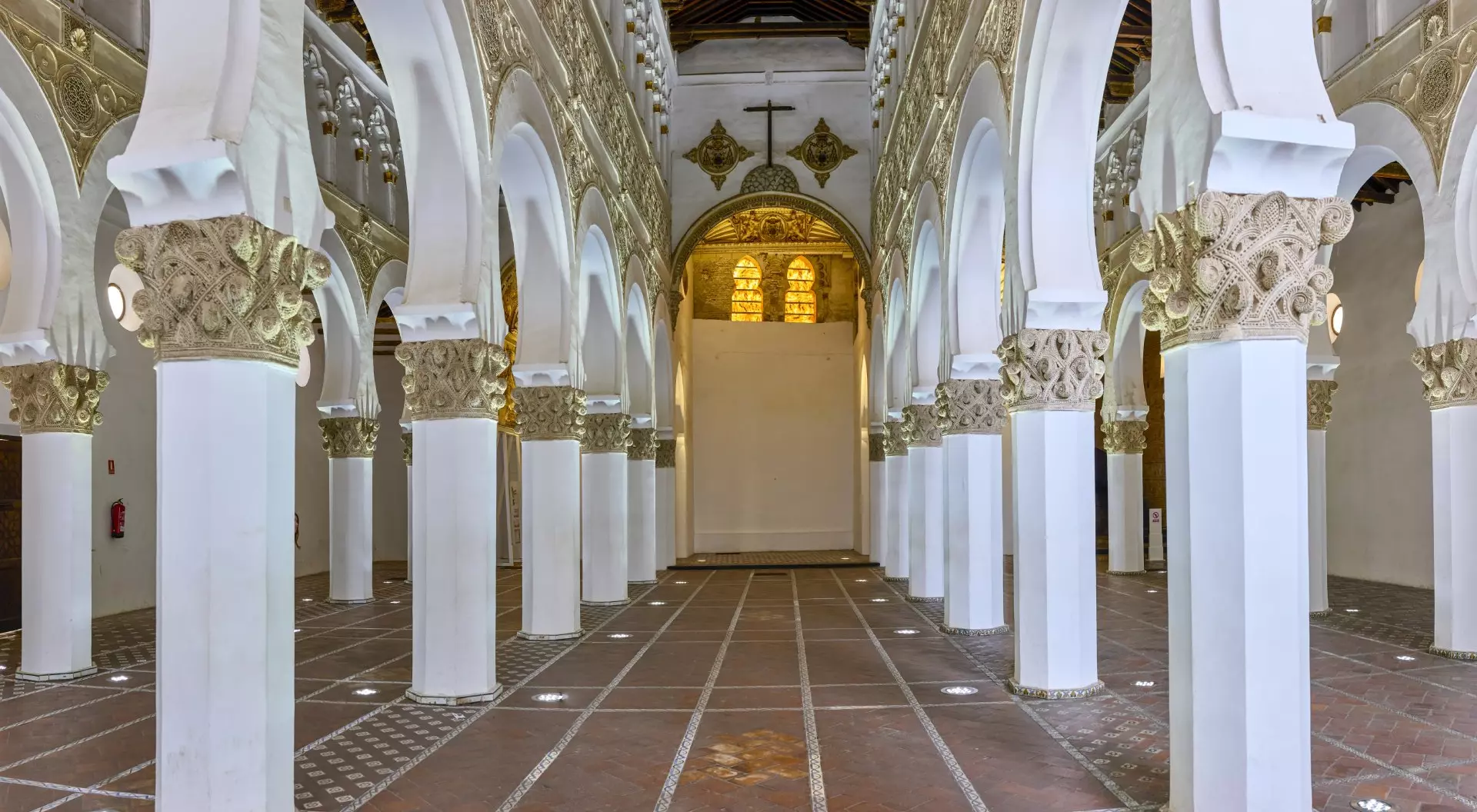 Santa María la Blanca church, the main synagogue in the Jewish quarter of Toledo late 12th century. Was built with five naves, separated by horseshoe arches.