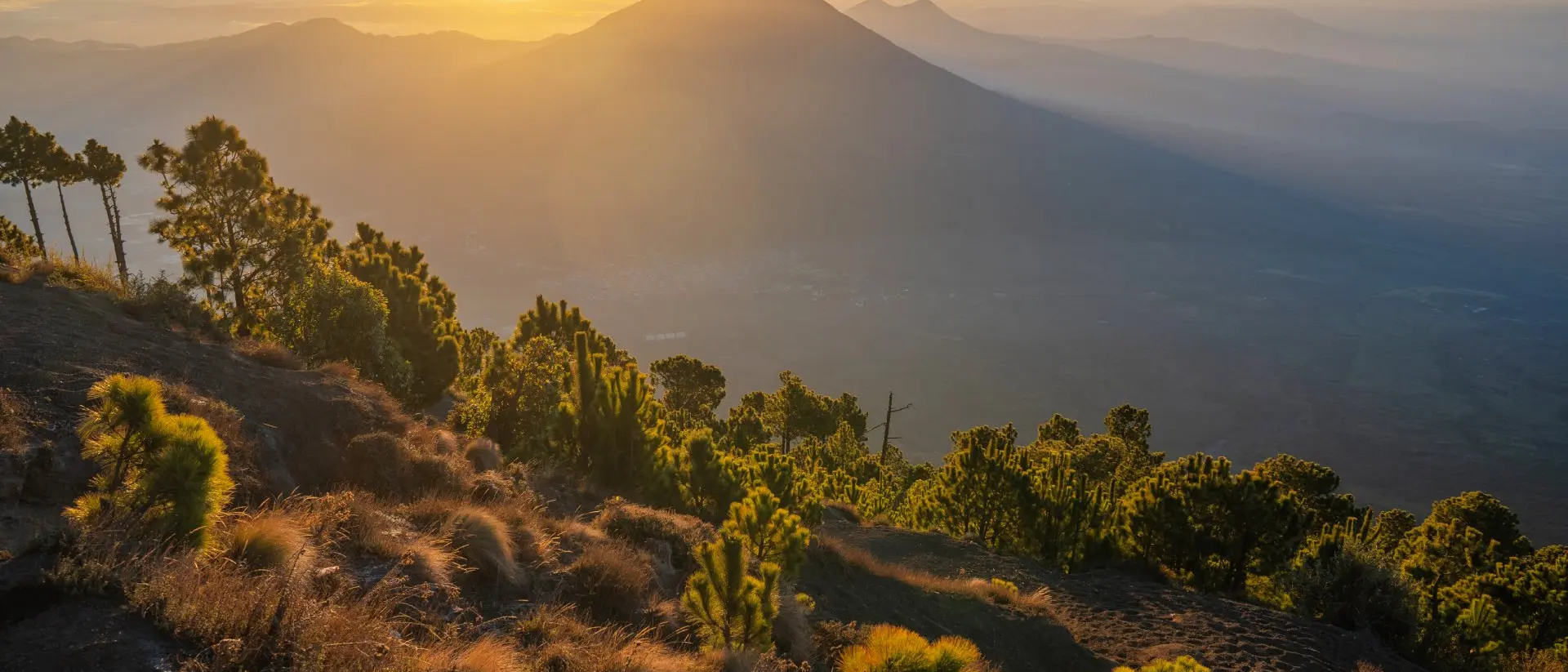 Scenic view of Agua and Fuego volcanos