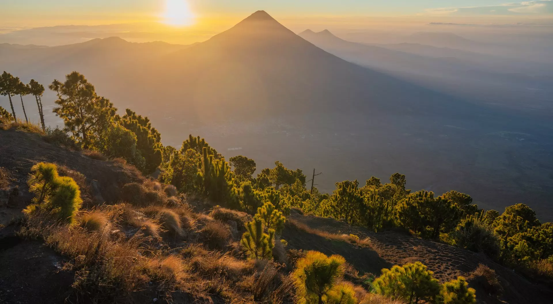 Scenic view of Agua and Fuego volcanos