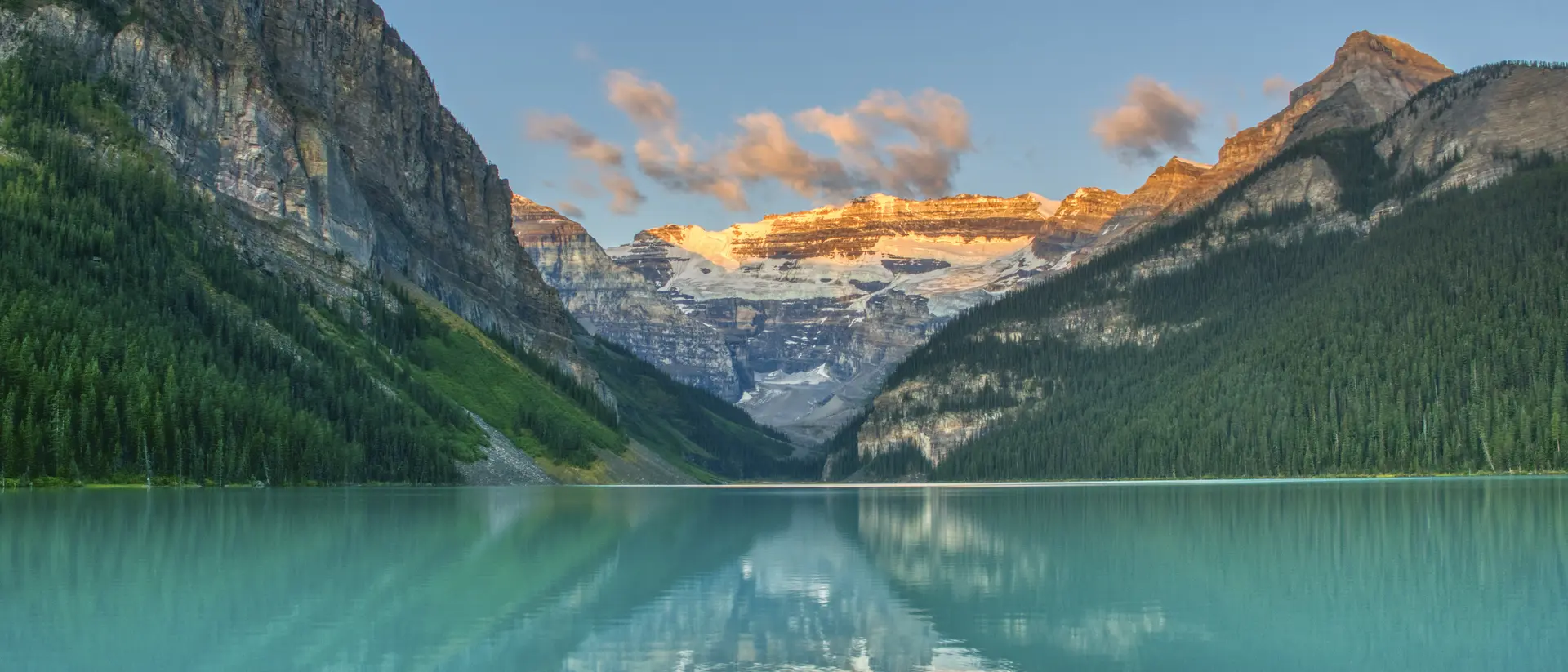 Breathtakingly beautiful scenery of the famous Lake Louis in Banff National Park