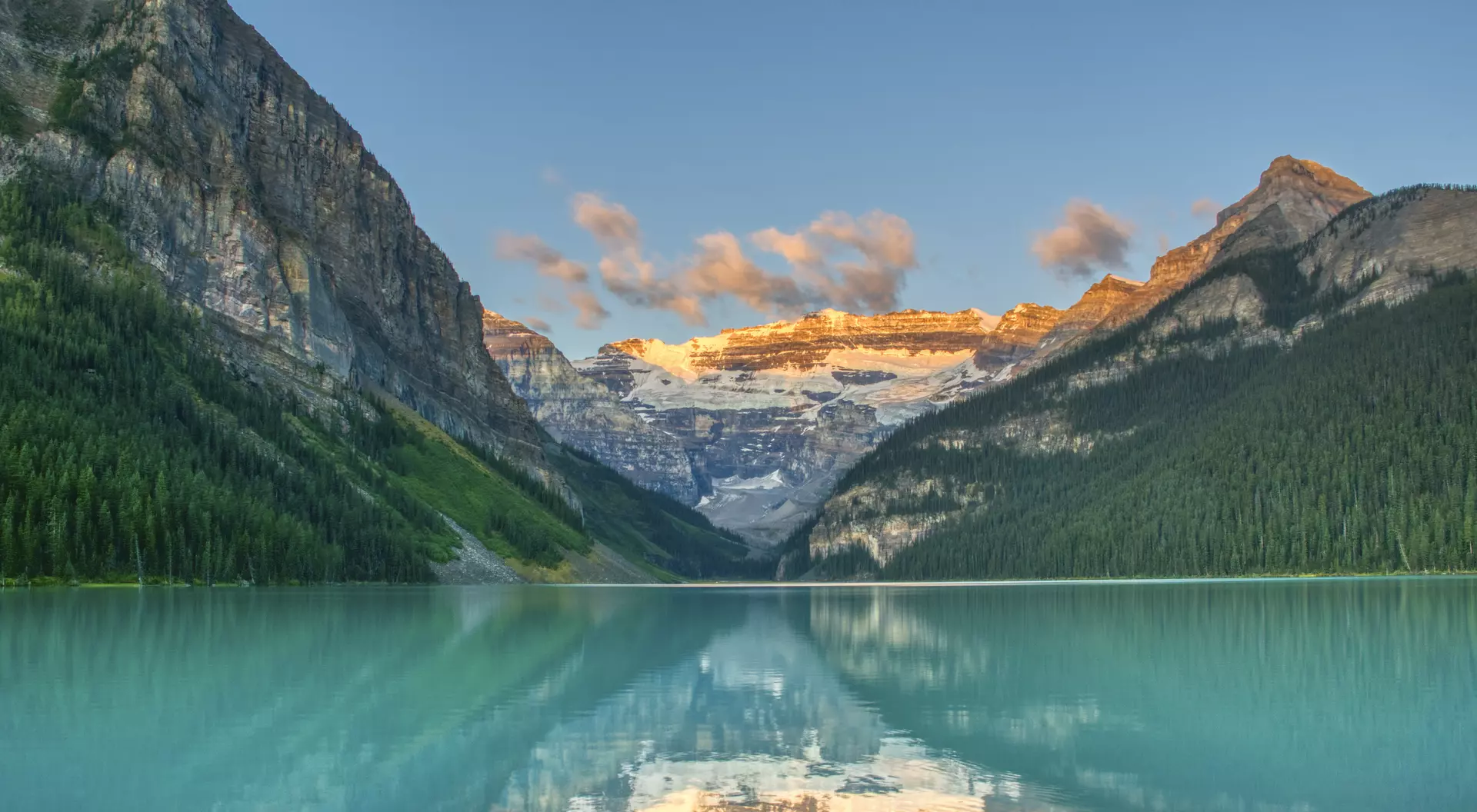Breathtakingly beautiful scenery of the famous Lake Louis in Banff National Park