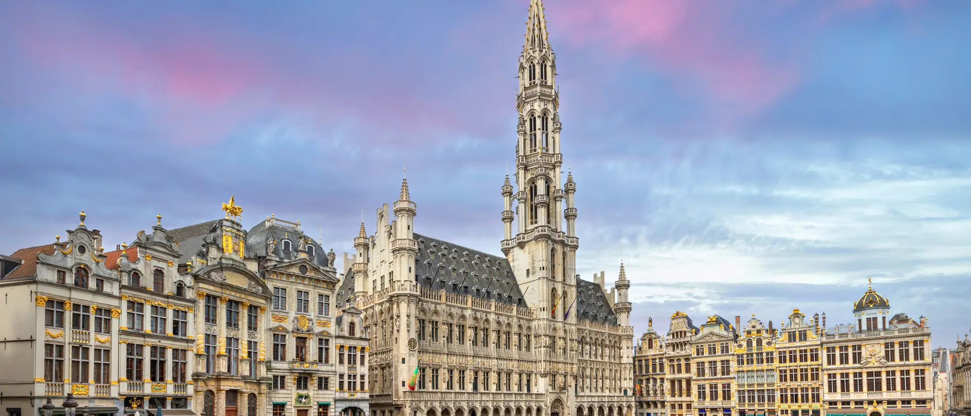 Panoramic view of Grand Place (Grote Markt) square with gothic City Hall.