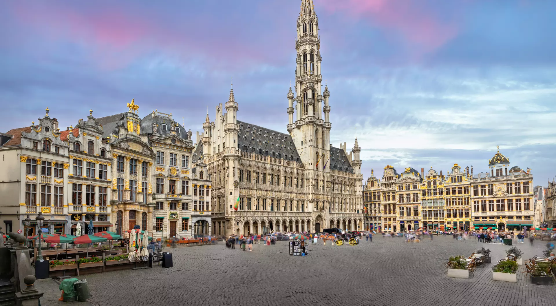 Panoramic view of Grand Place (Grote Markt) square with gothic City Hall.