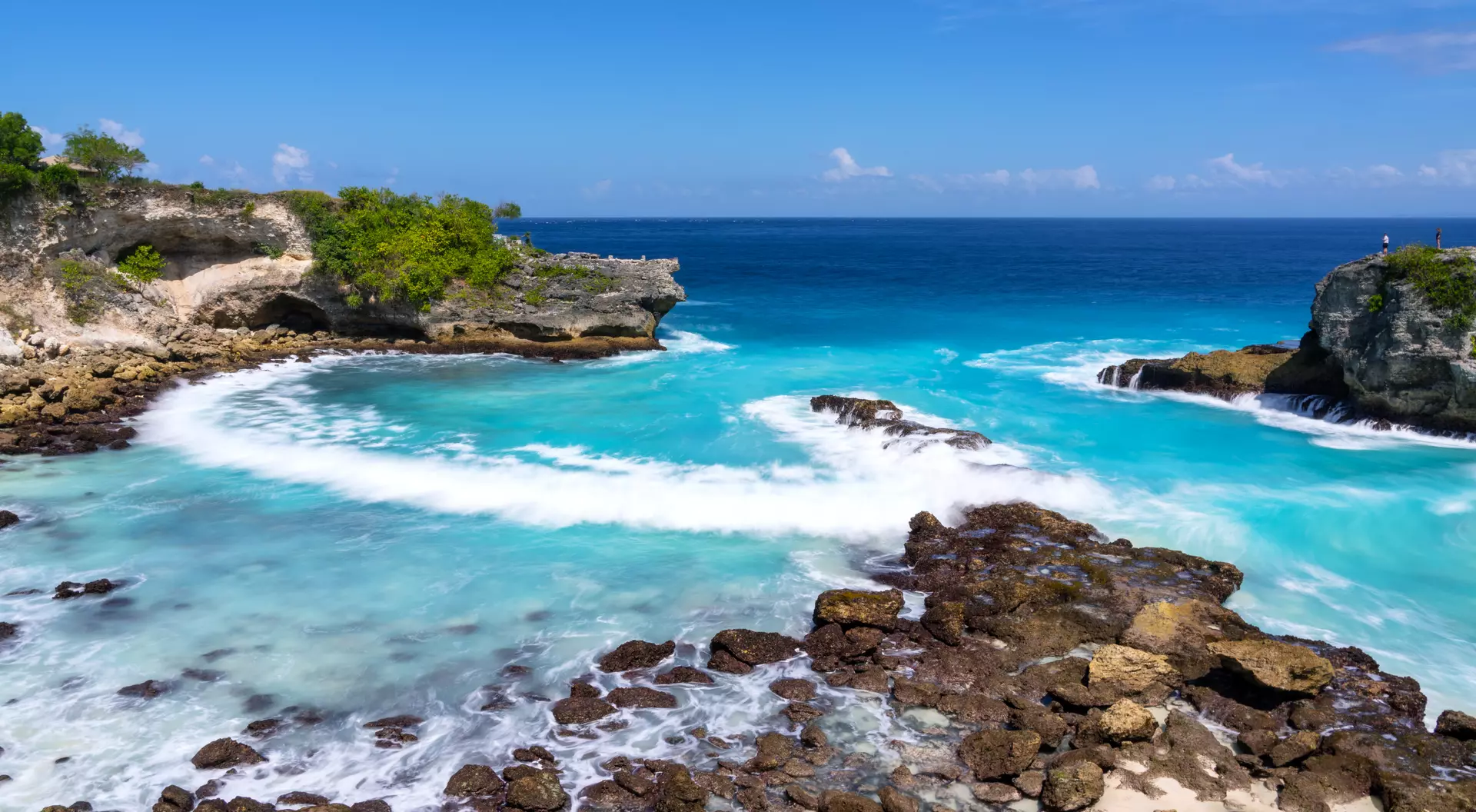 Nusa Ceningan is a small island located between Nusa Lembongan and Nusa Penida.