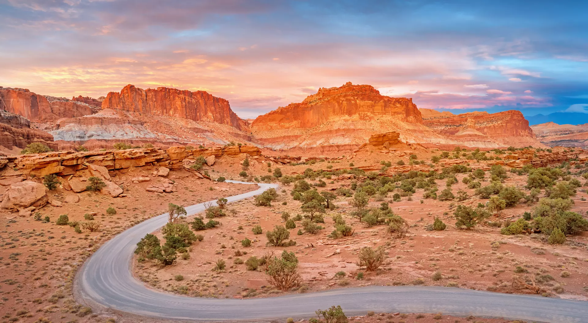 A panoramic view of Capitol Reef National Park.The park is characterized by its towering sandstone cliffs, deep canyons, and lush oases.