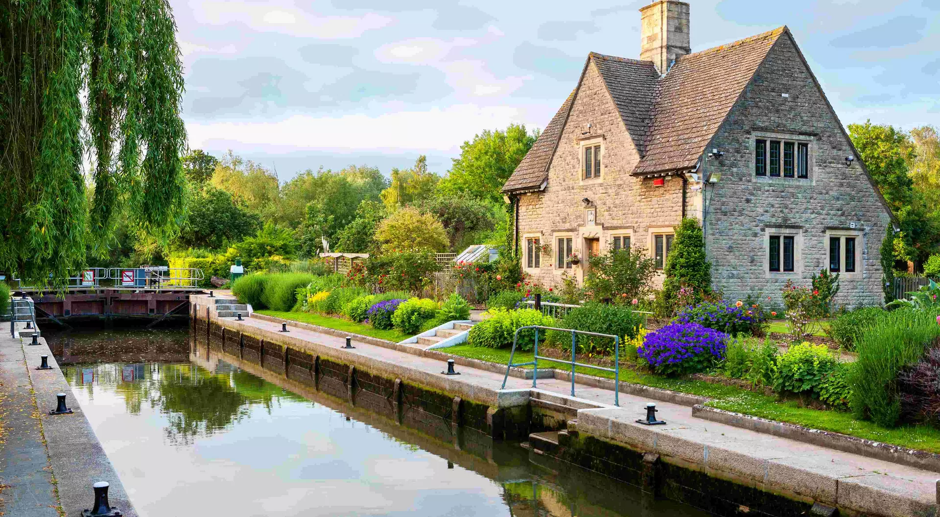 Iffley Lock on the River Thames. Oxford, Oxfordshire, England