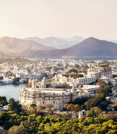 Lake Pichola with City Palace view in Udaipur, Rajasthan, India
