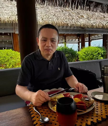 Peter Cheng eating a meal