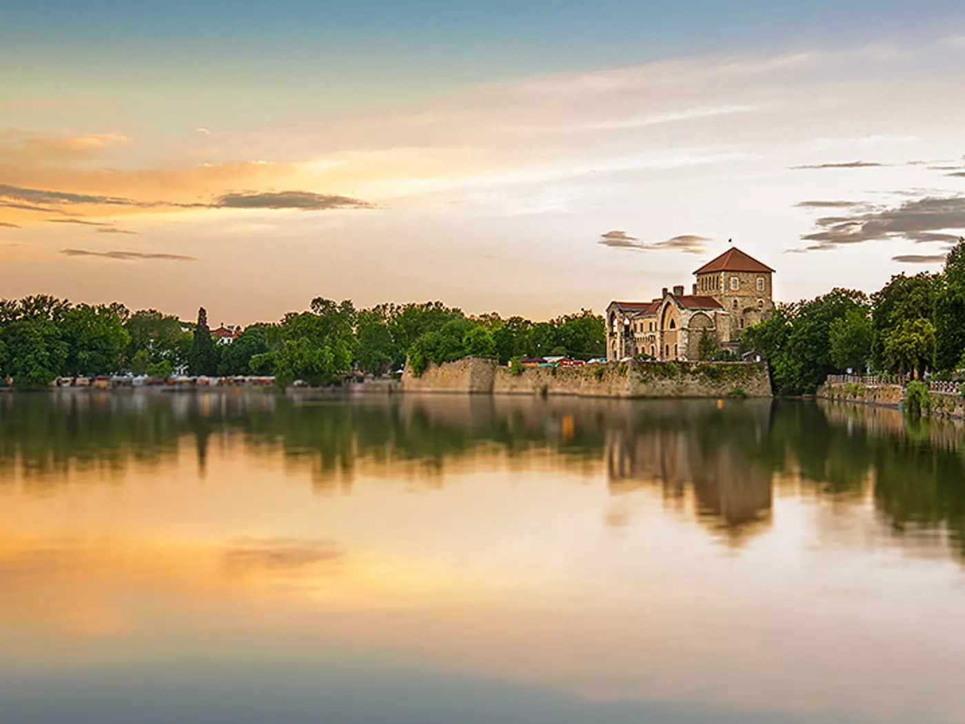 Capture the beauty of Lake Öreg from the halls of Tata Castle