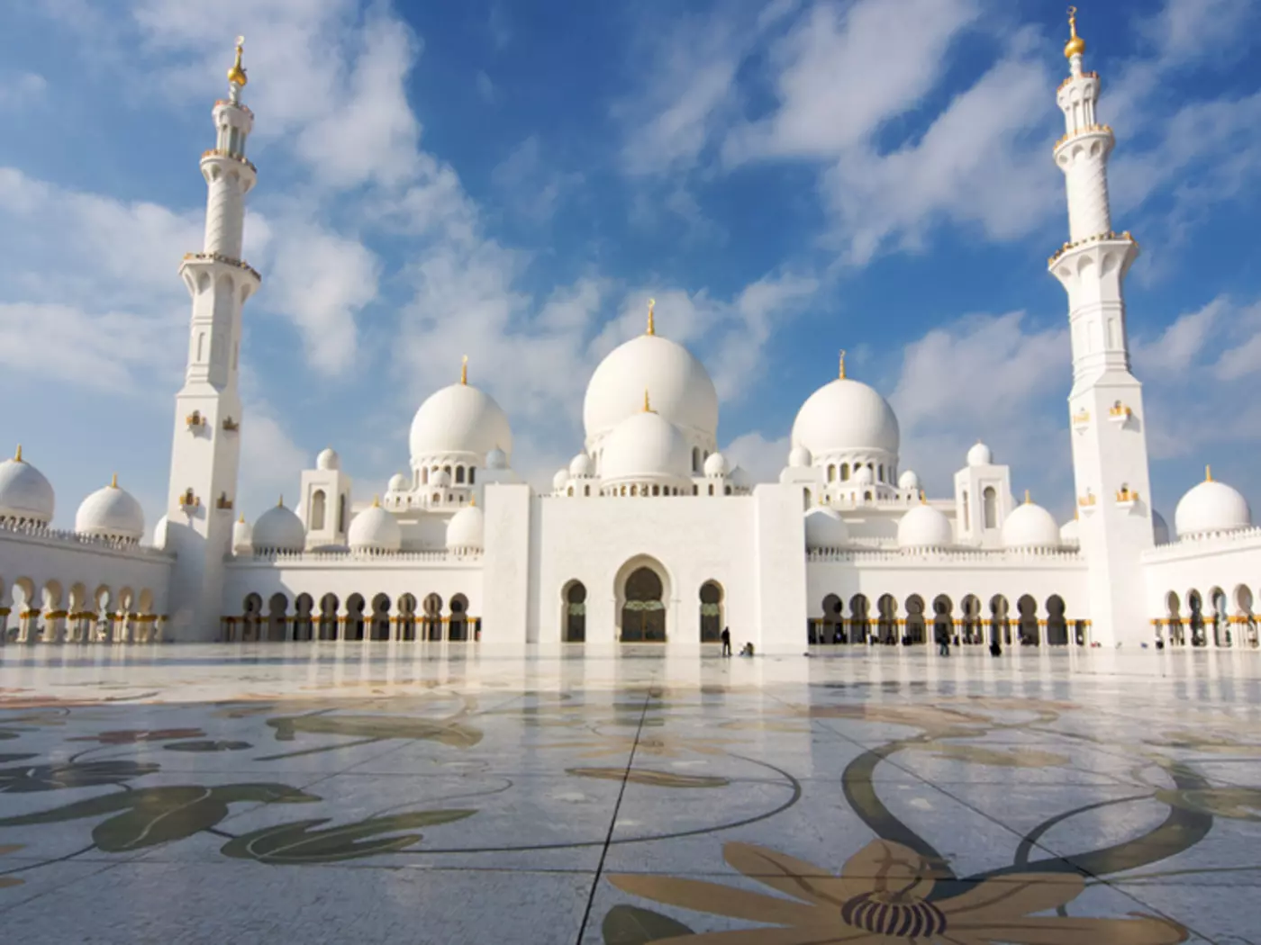 Admire the Grand Mosque Sheikh Zayed, one of the largest mosques in the world