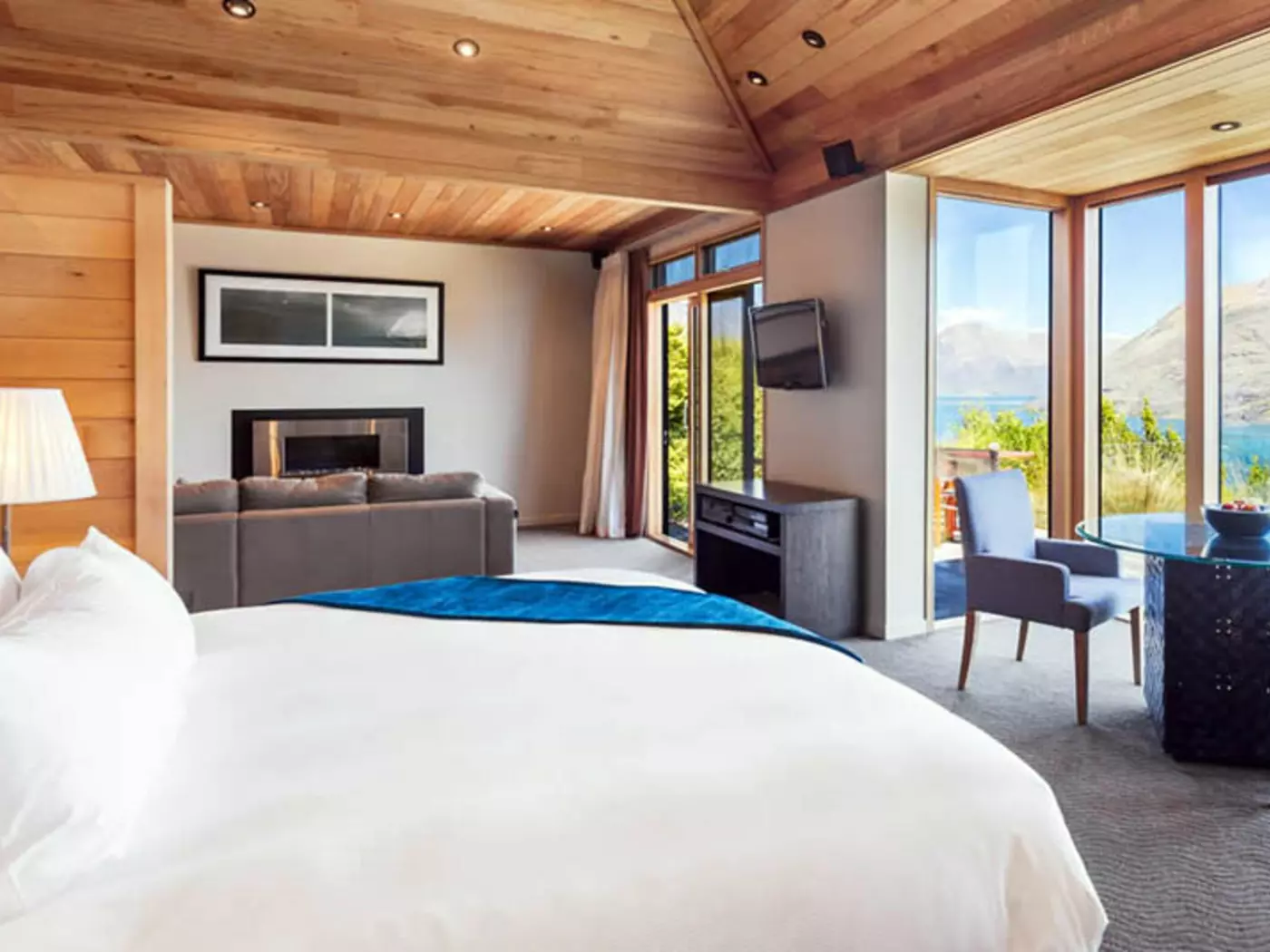 Azua Lodge on the shore of Lake Wakatipu
