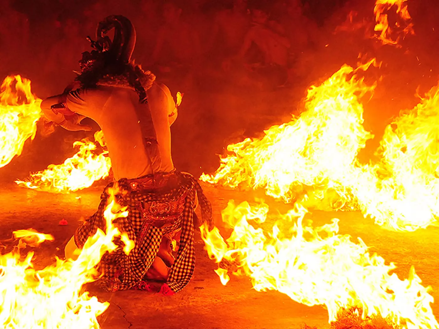 One of Baii's iconic art performances, the Kecak Fire Dance takes place at Uluwatu Temple