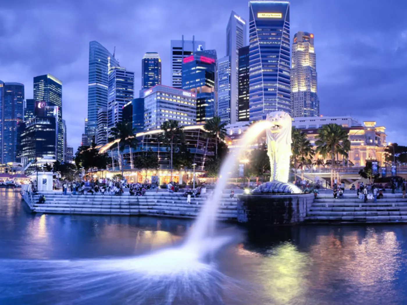 Merlion Fountain and Singapore skyline