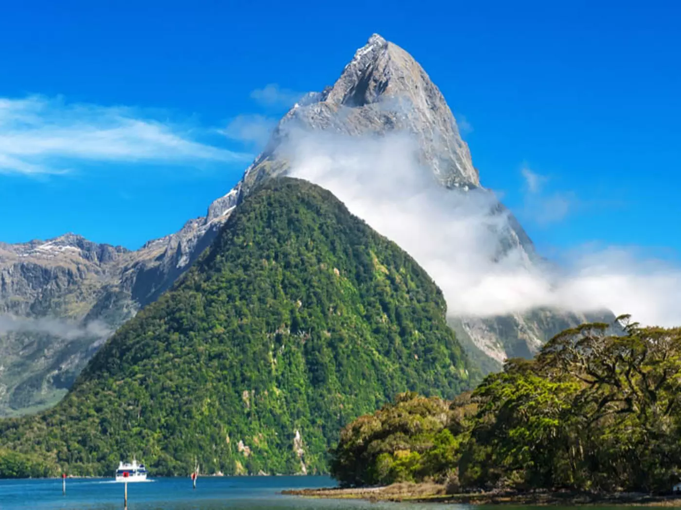 Milford Sound & Mitre Peak Spectacular Milford Sound and Mitre Peak
