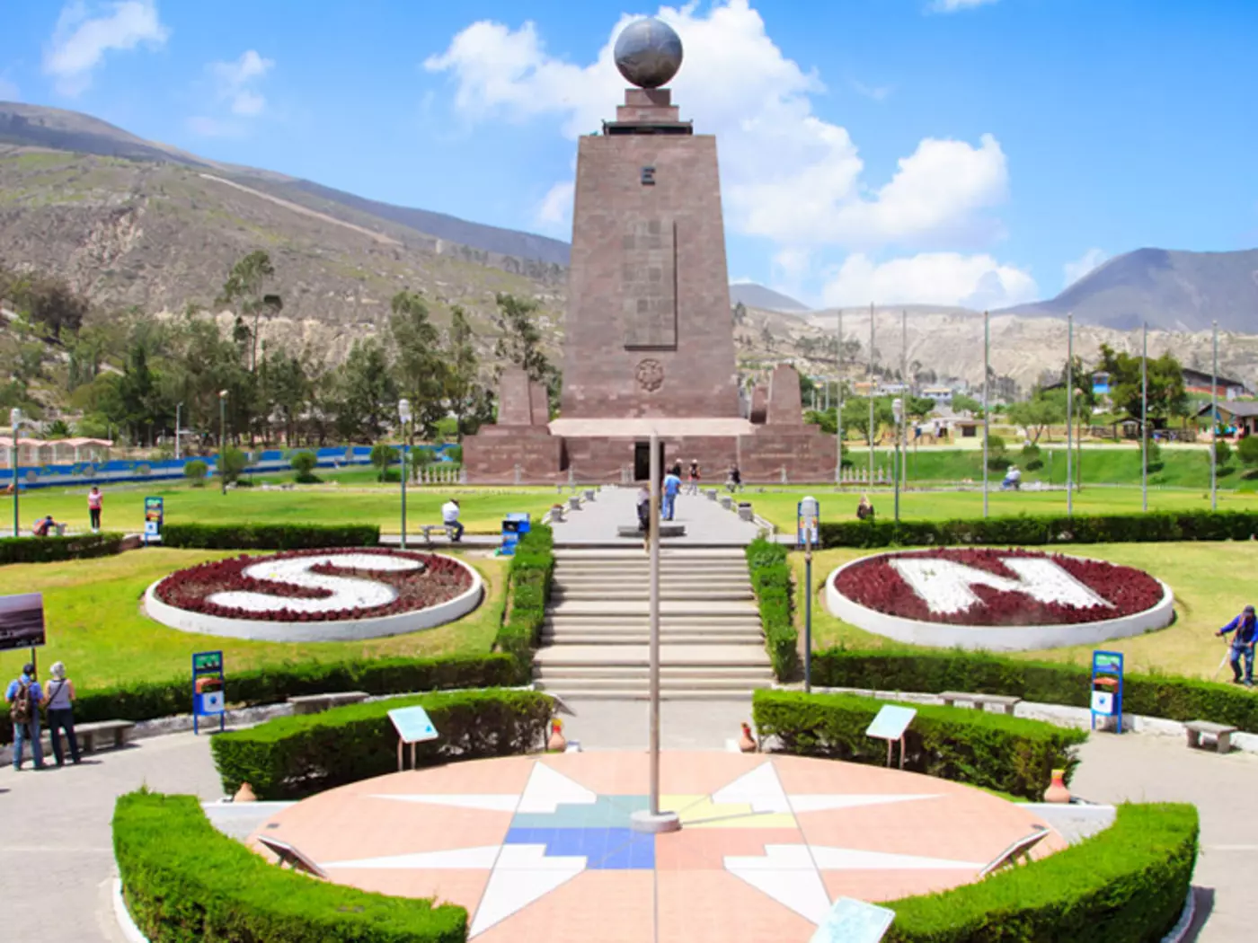 "La Mitad del Mundo"