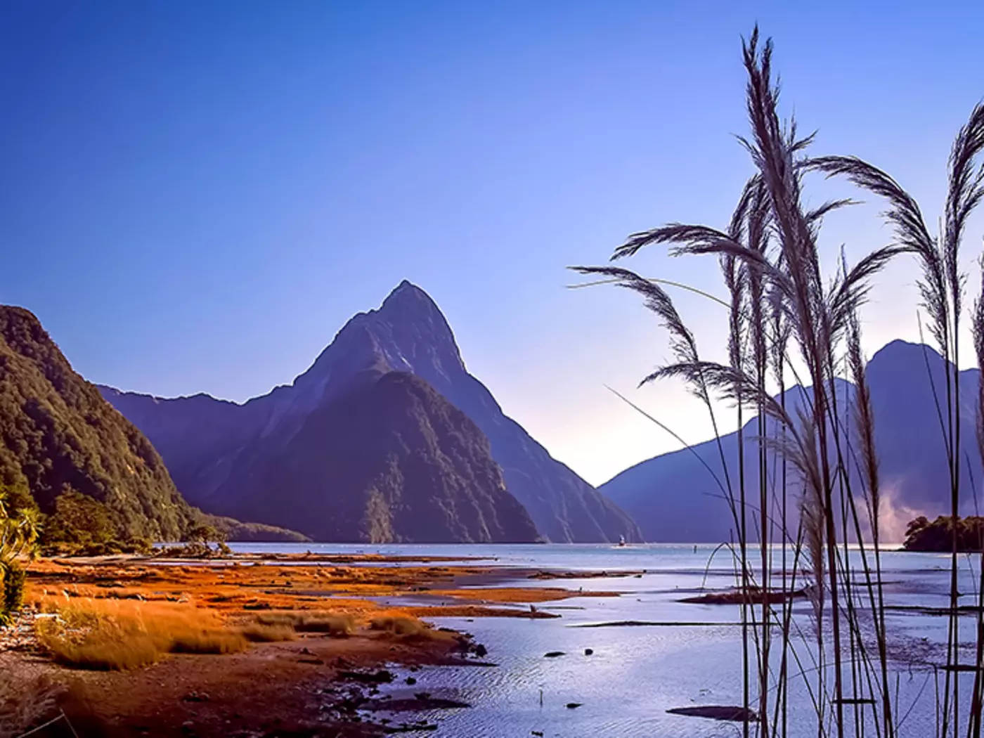 Described by Rudyard Kipling as the 'eighth wonder of the world', Milford Sound is the centre of Fiordland National Park