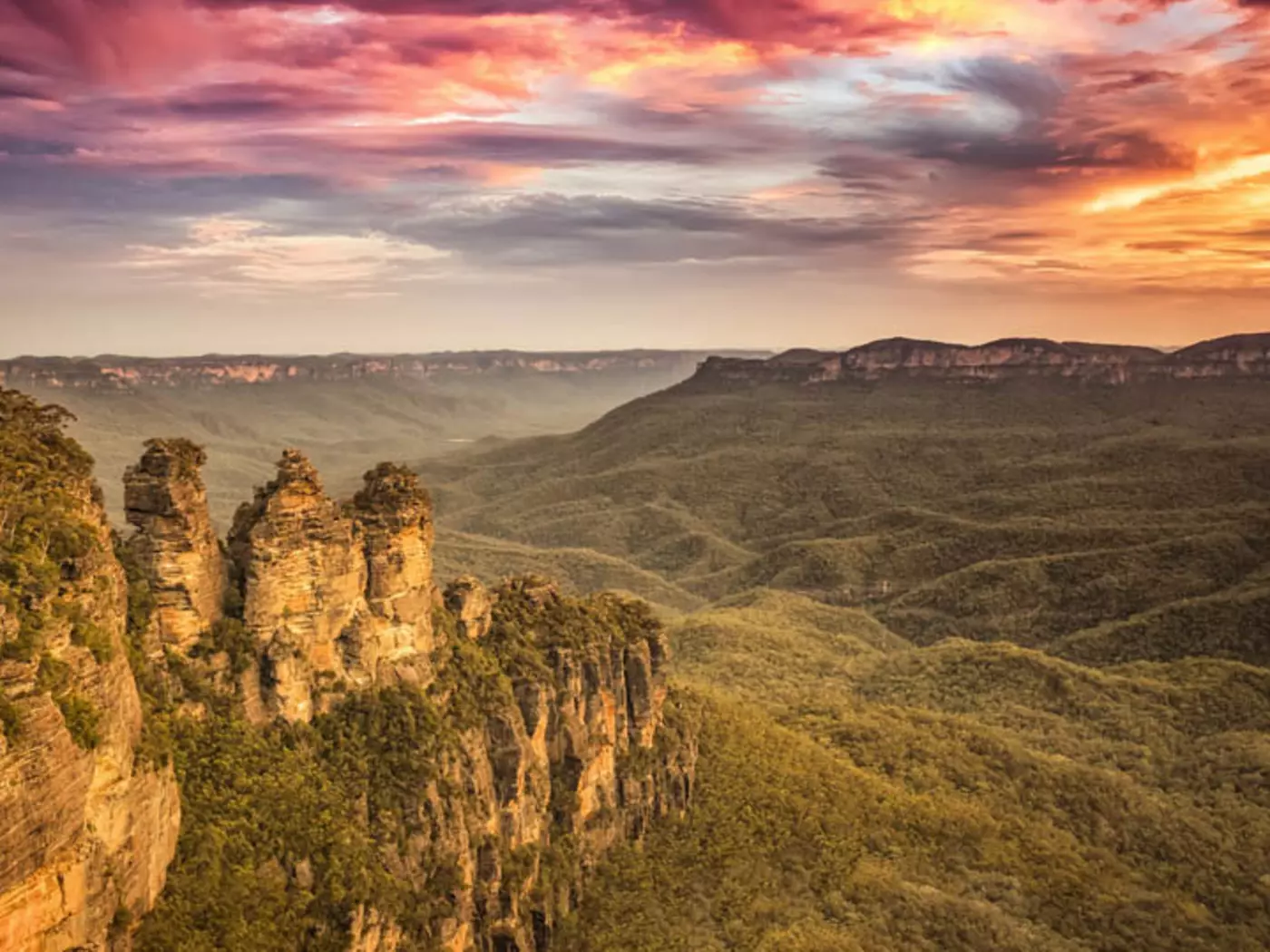 Echo Point Lookout offers stunning views of the Three Sisters and the Blue Mountains forests