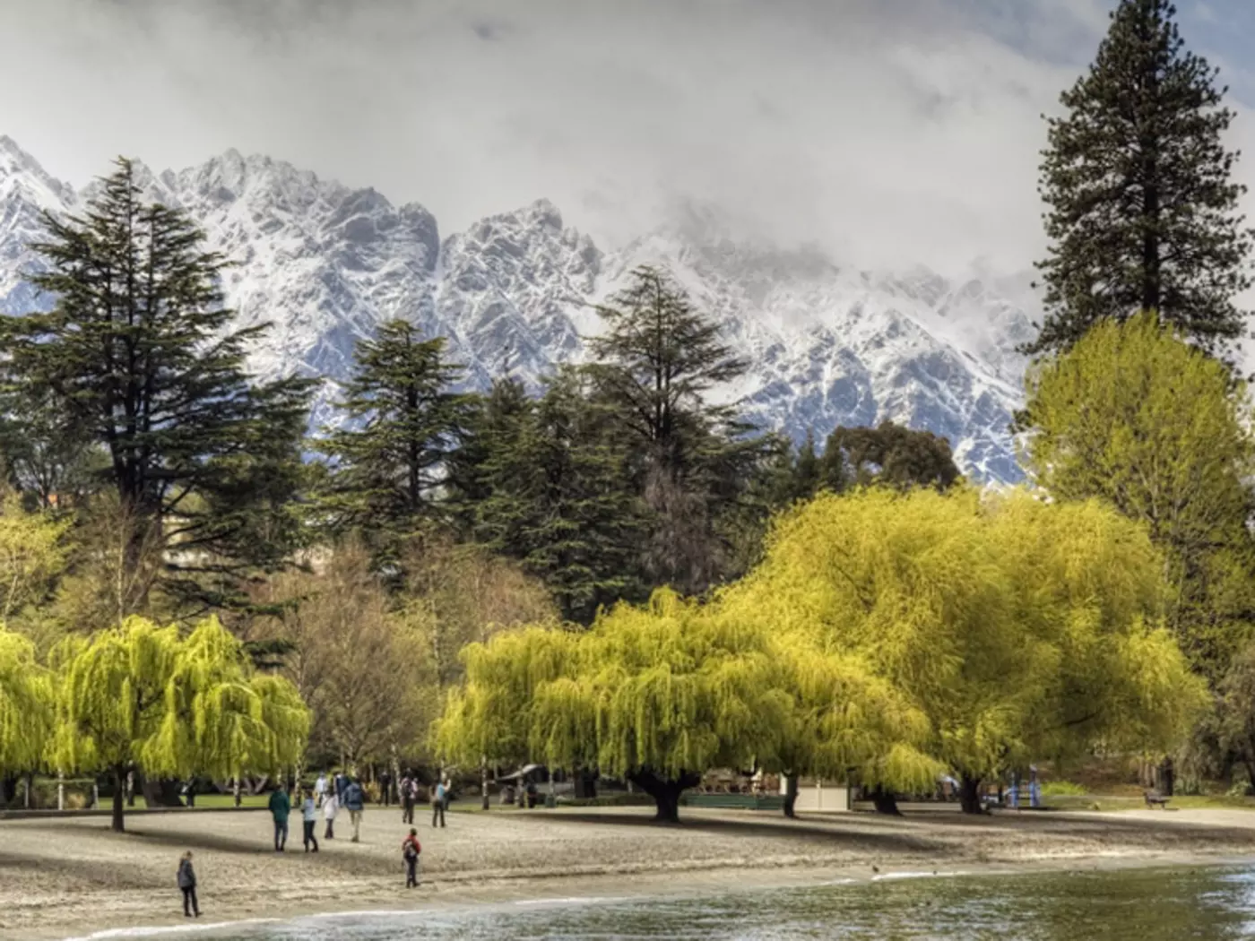 Enjoy the Queenstown lakefront