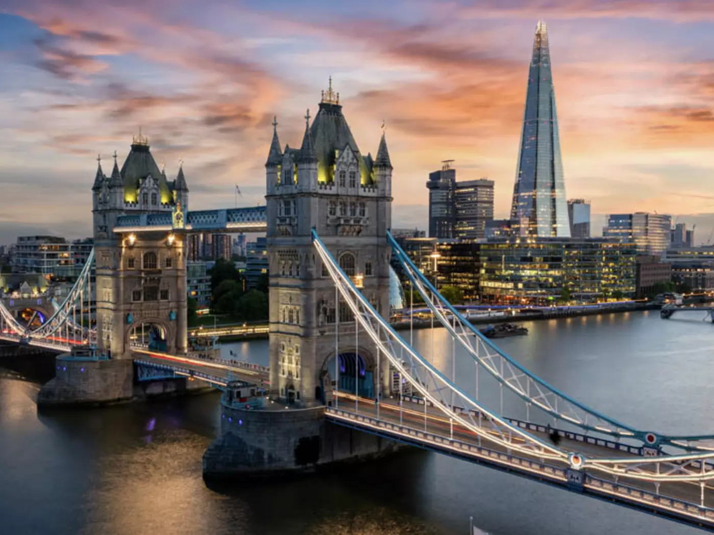 Discover the magic of London on your hop-on hop-off sightseeing tour
