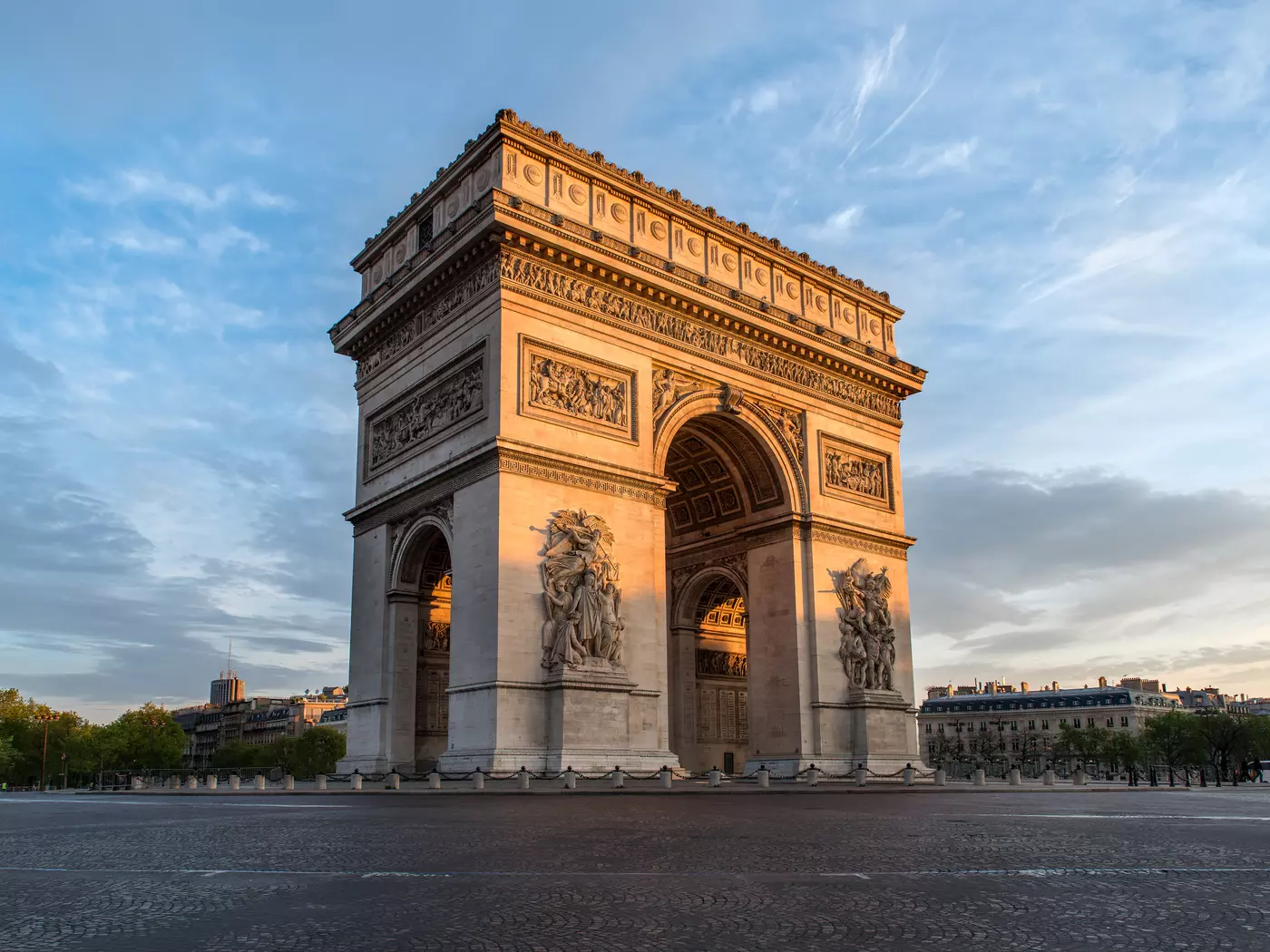 Explore the history of Arc de Triomphe