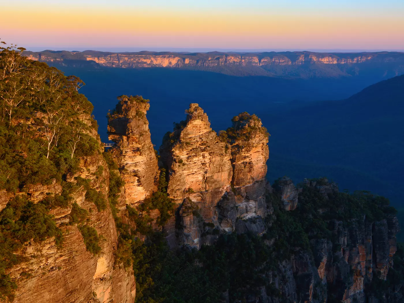 Admire the sights of the Three Sisters of the Blue Mountains