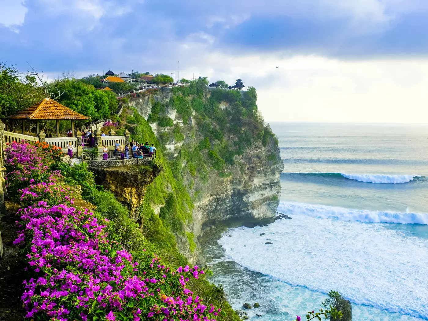 Embrace the architecture of Uluwatu Temple