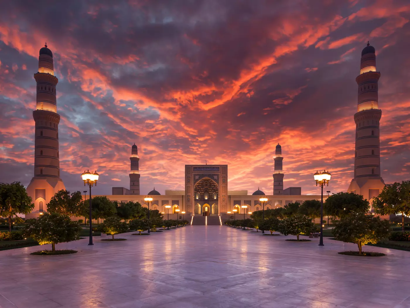 Explore the beauty of the Grand Sultan Qaboos mosque