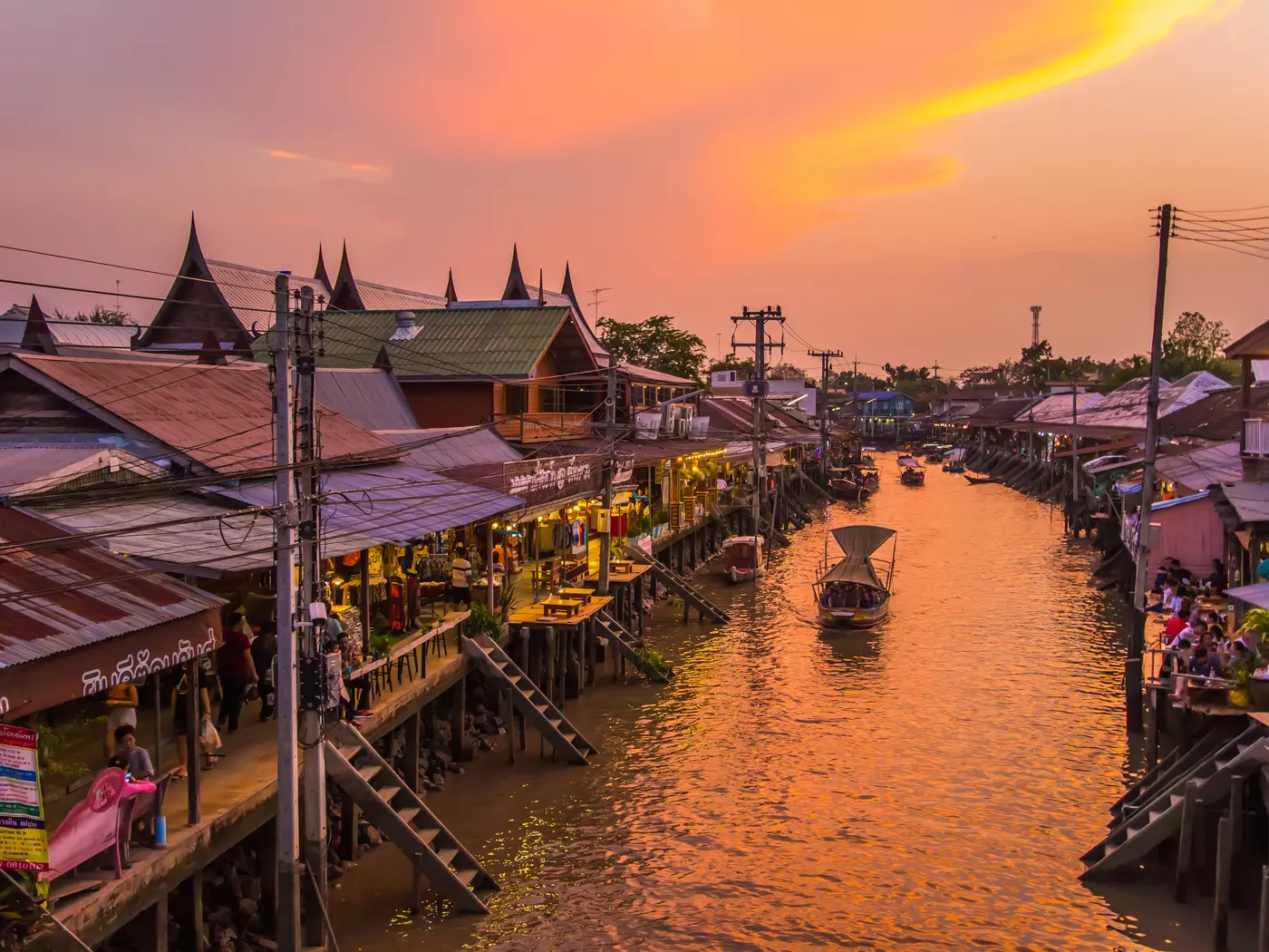 Traverse the floating markets of Samut Songkhram