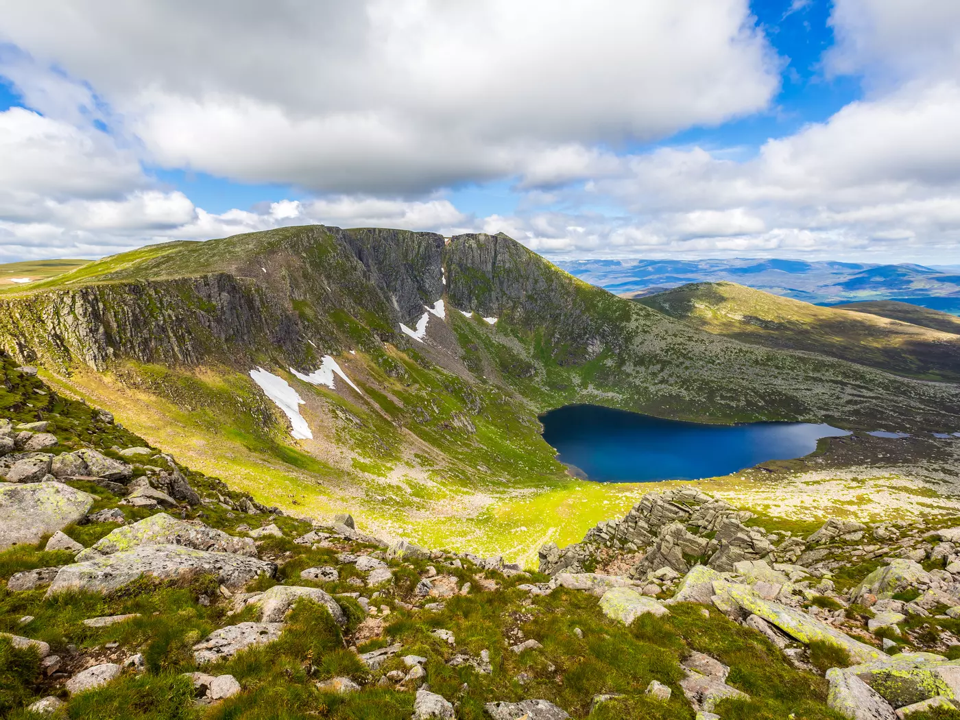 Cruise by lochs and valleys in Cairngorms National Park