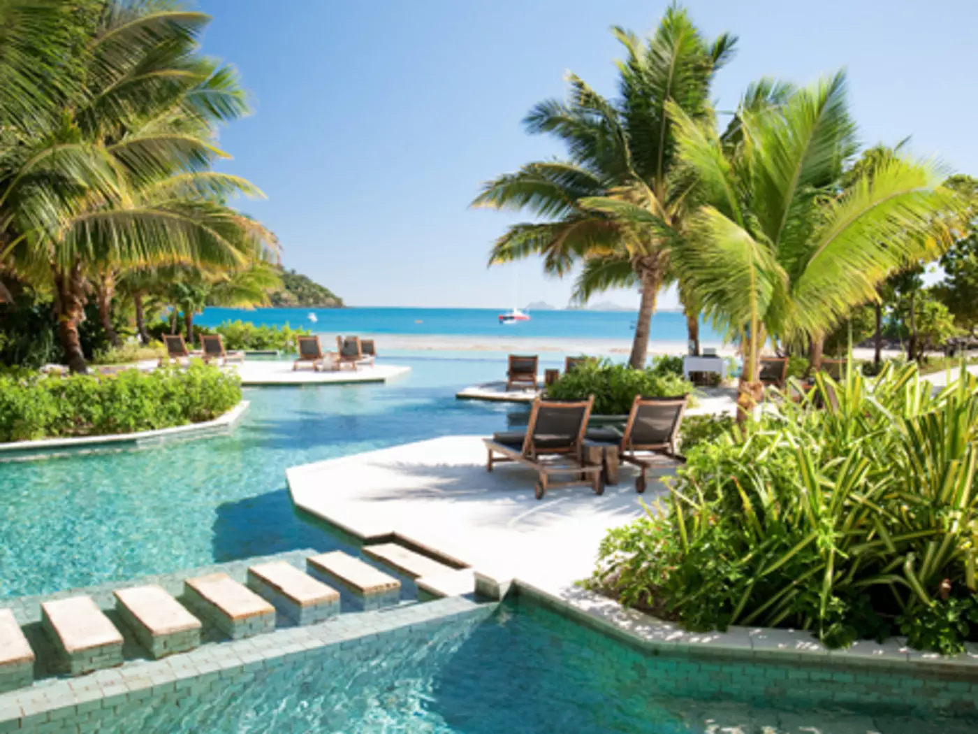 Horizon-edge freshwater pool