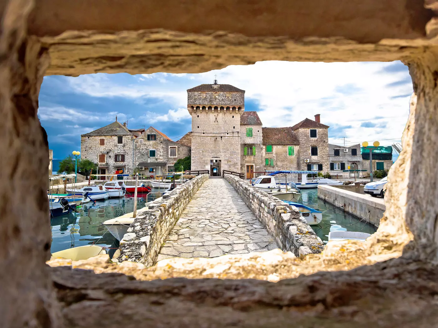 Kaštel Gomilica was built in the first half of the 16th century by the Benedictine nuns 