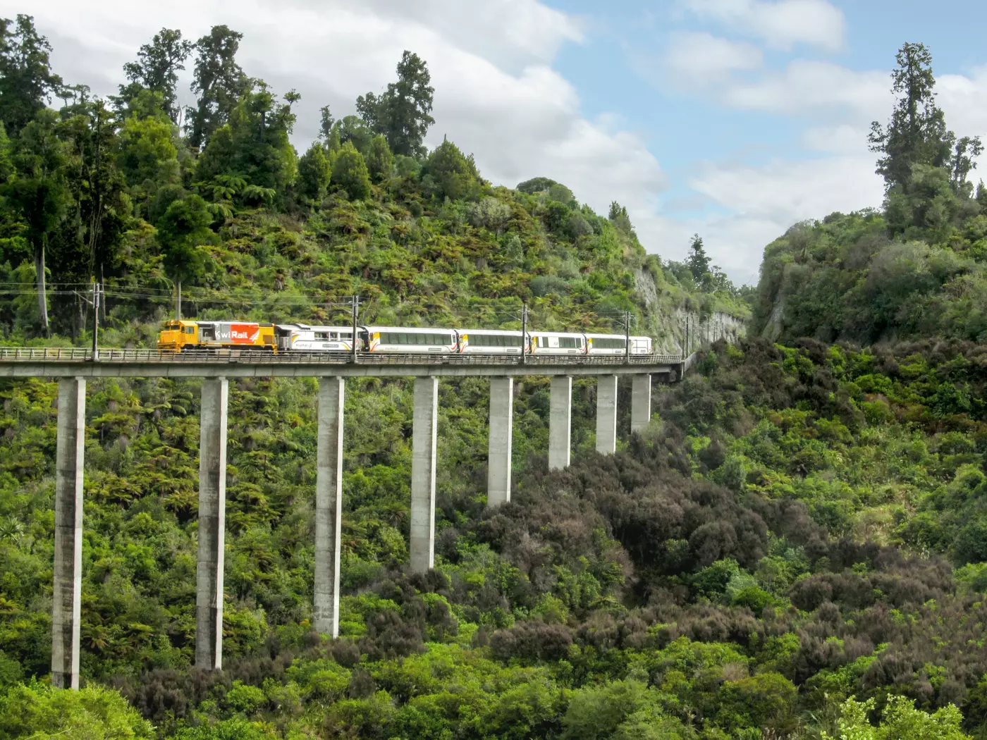 The Northern Explorer on the Hapuawhenua Viaduct