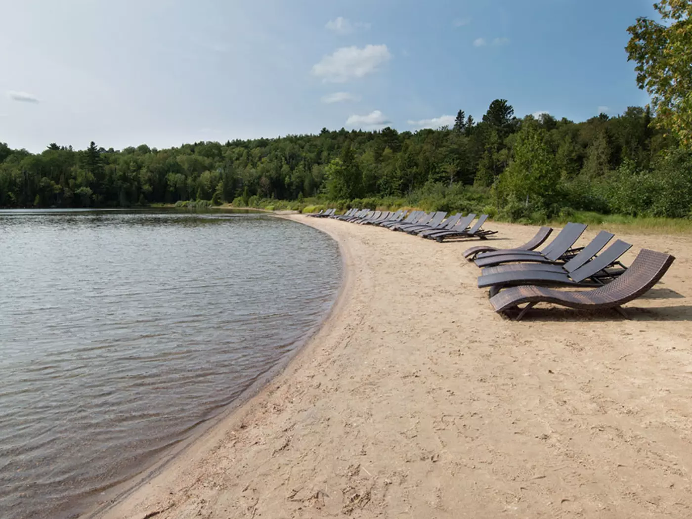 Relax on the sandy shores of Lake Sacacomie, Hotel Sacacomie