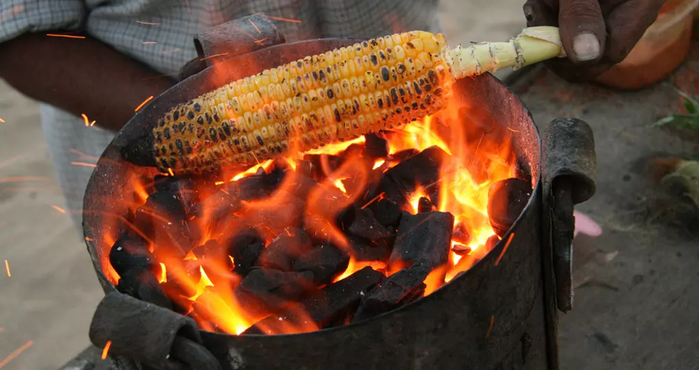 Roasting corn on Chowpatty Beach Roasting corn on Chowpatty Beach