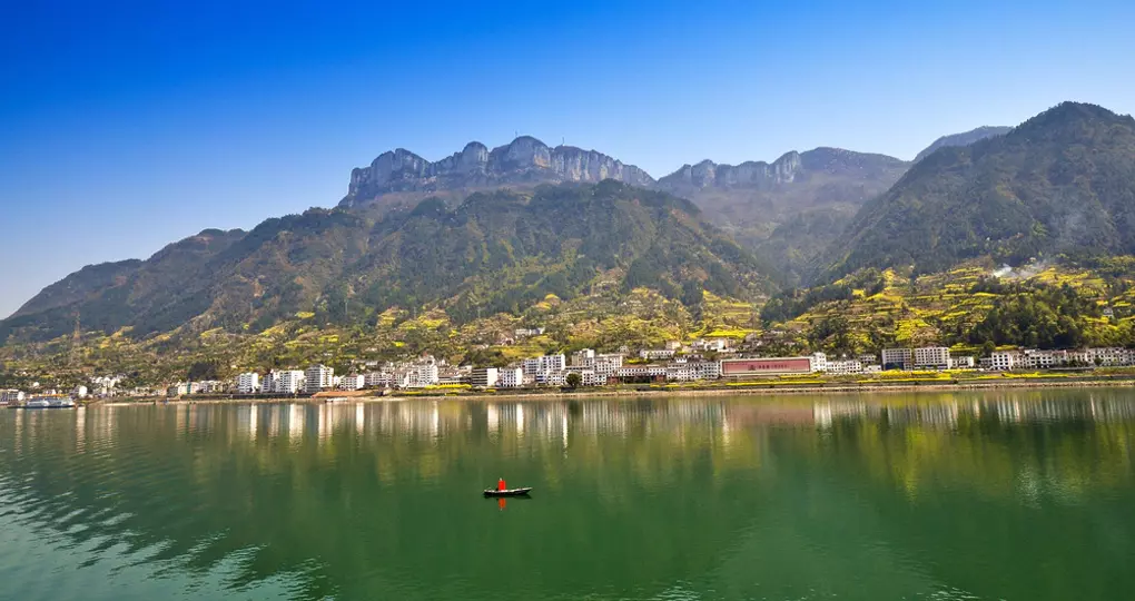 A panoramic view of the town and river