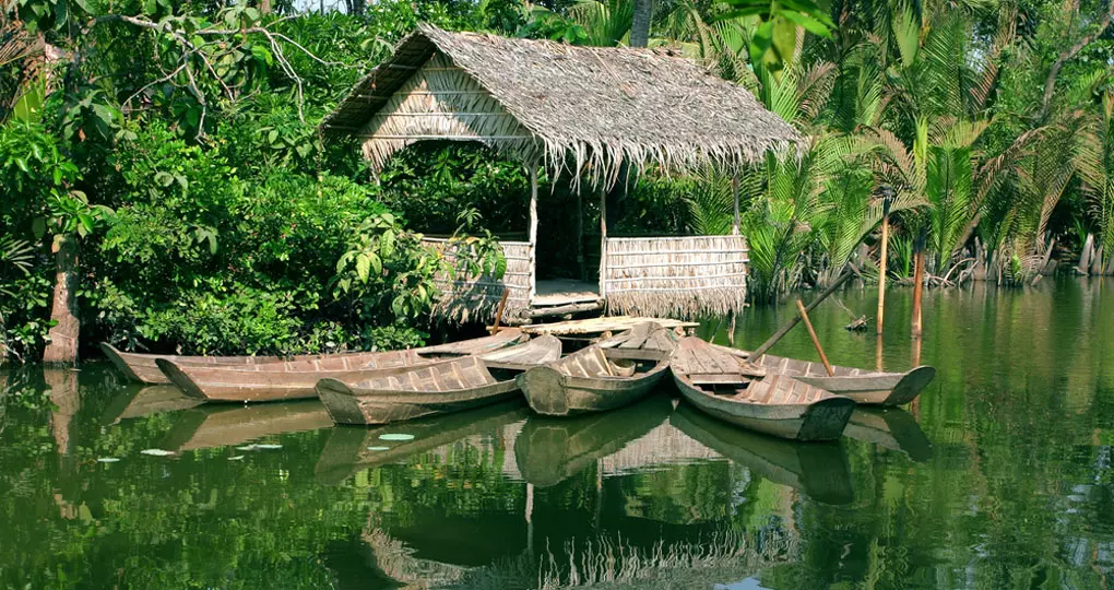 A cottage and boats on the Mekong