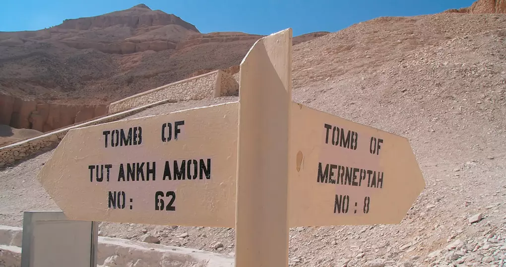 Signpost for the Tombs of Tutankhamon and Merneptah Signpost for the Tombs of Tutankhamon and Merneptah