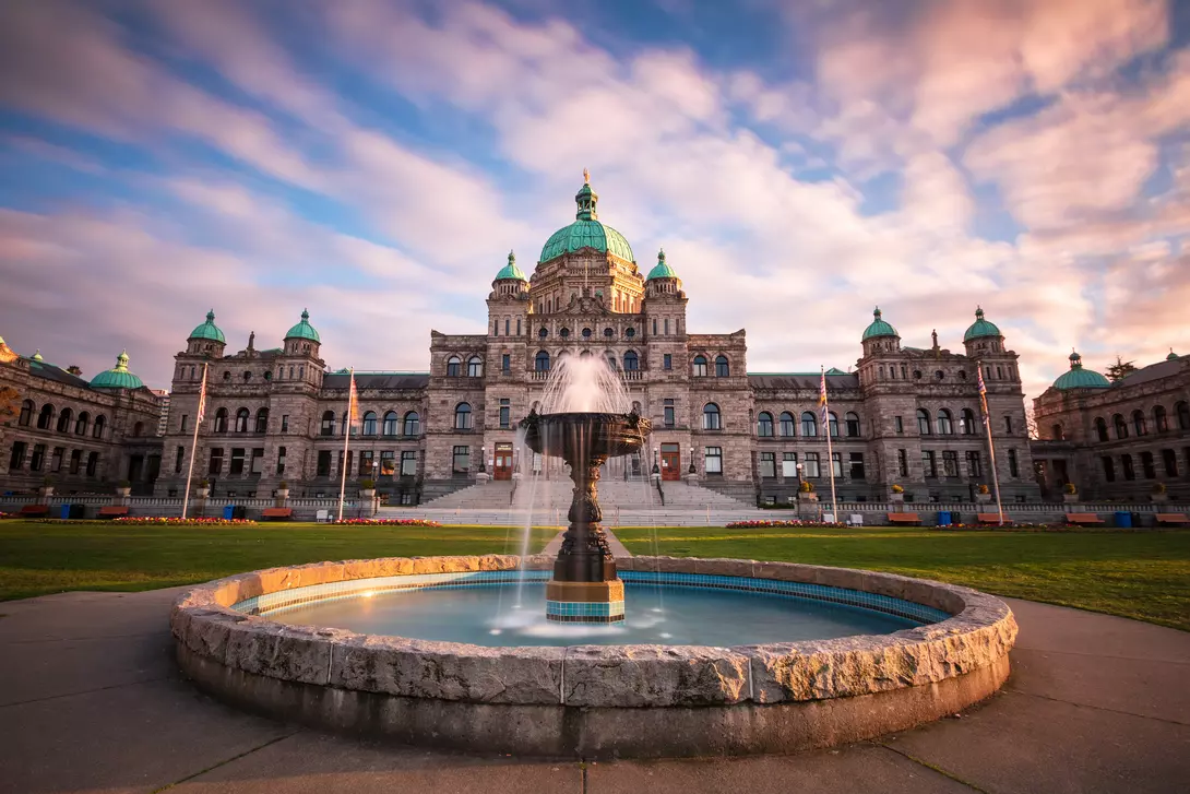 British Columbia Parliament buildings featuring the centre fountain at the foreground