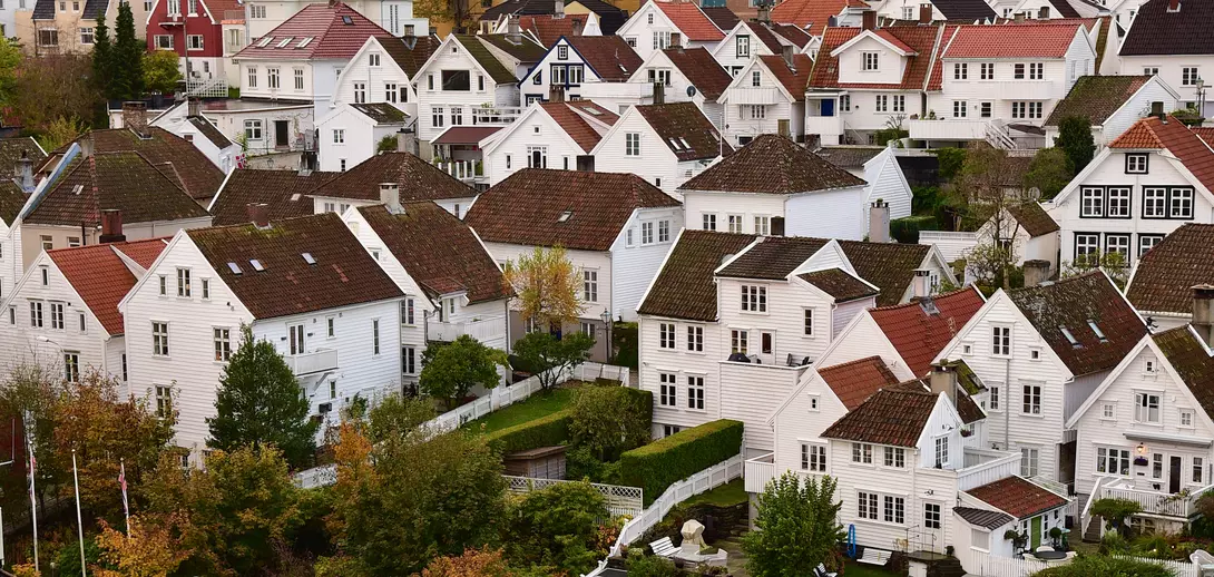 Gamle Stavanger, whitewashed wooden rulings on cobblestone lanes