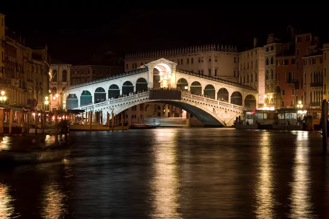 Rialto bridge at night