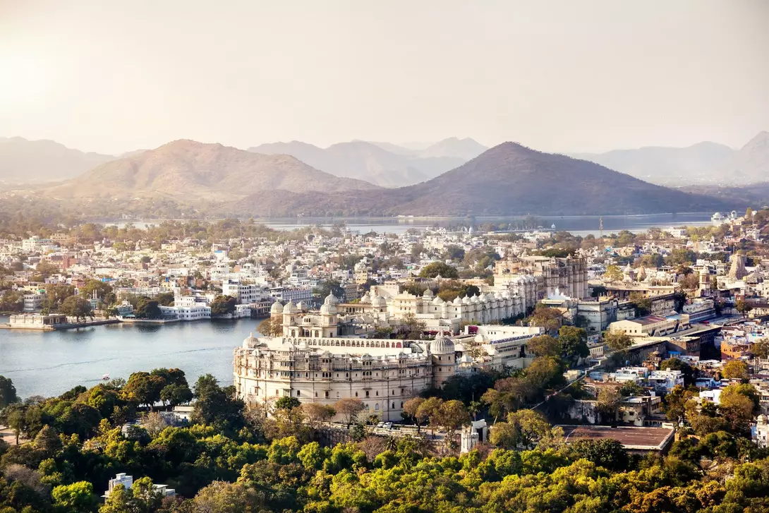 Lake Pichola, Rajasthan Lake Pichola with City Palace view in Udaipur, Rajasthan, India