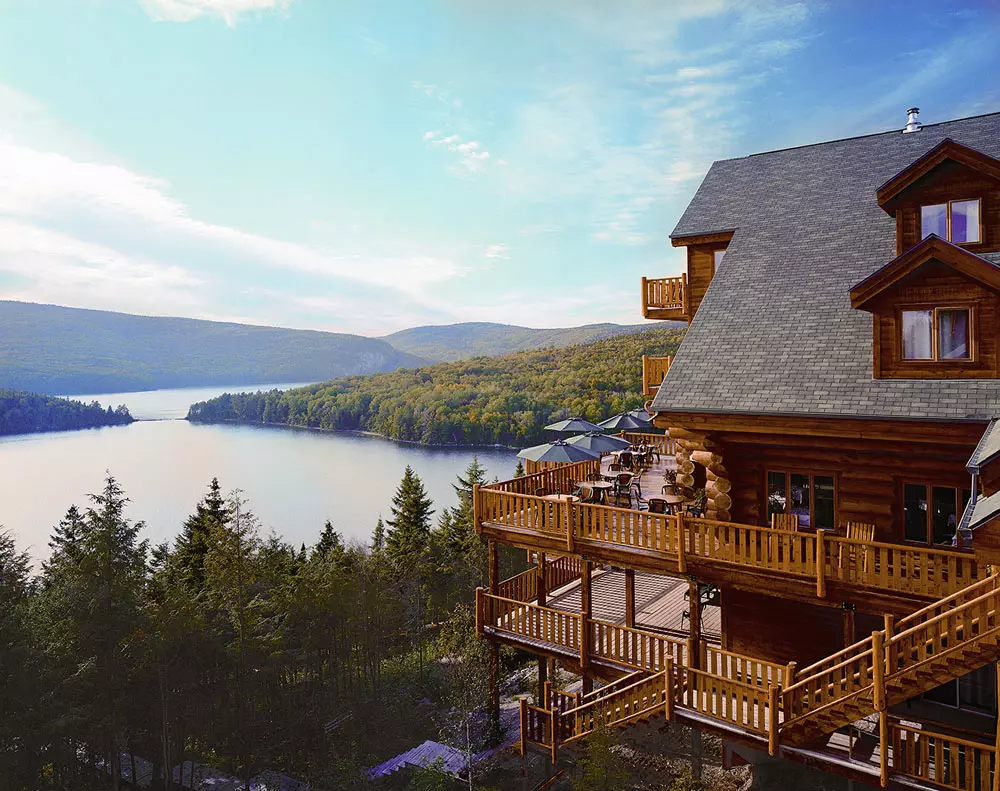 Lodge-style Hotel Sacacomie overlooking Lake Sacacomie, Hotel Sacacomie