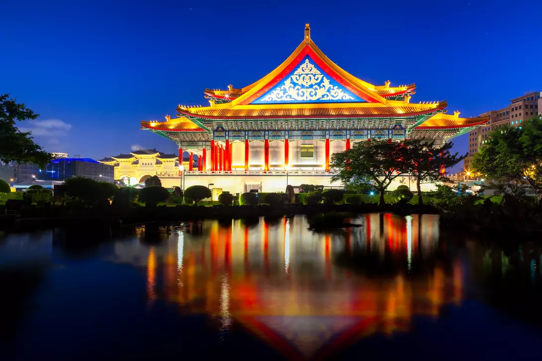 Chiang Kai-shek Memorial Hall at night