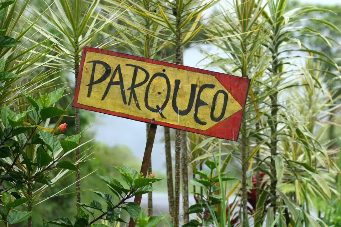 Parking sign in Spanish.