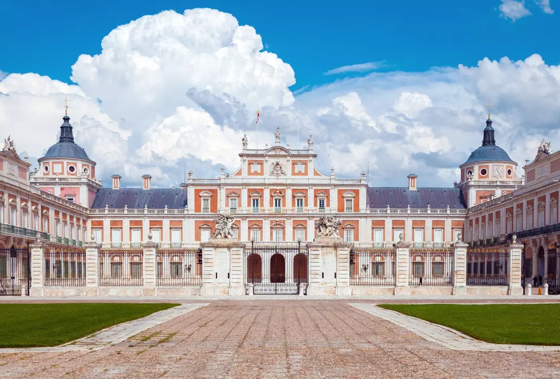 Royal Palace of Aranjuez is a great photo opportunity while on all Spain holidays.